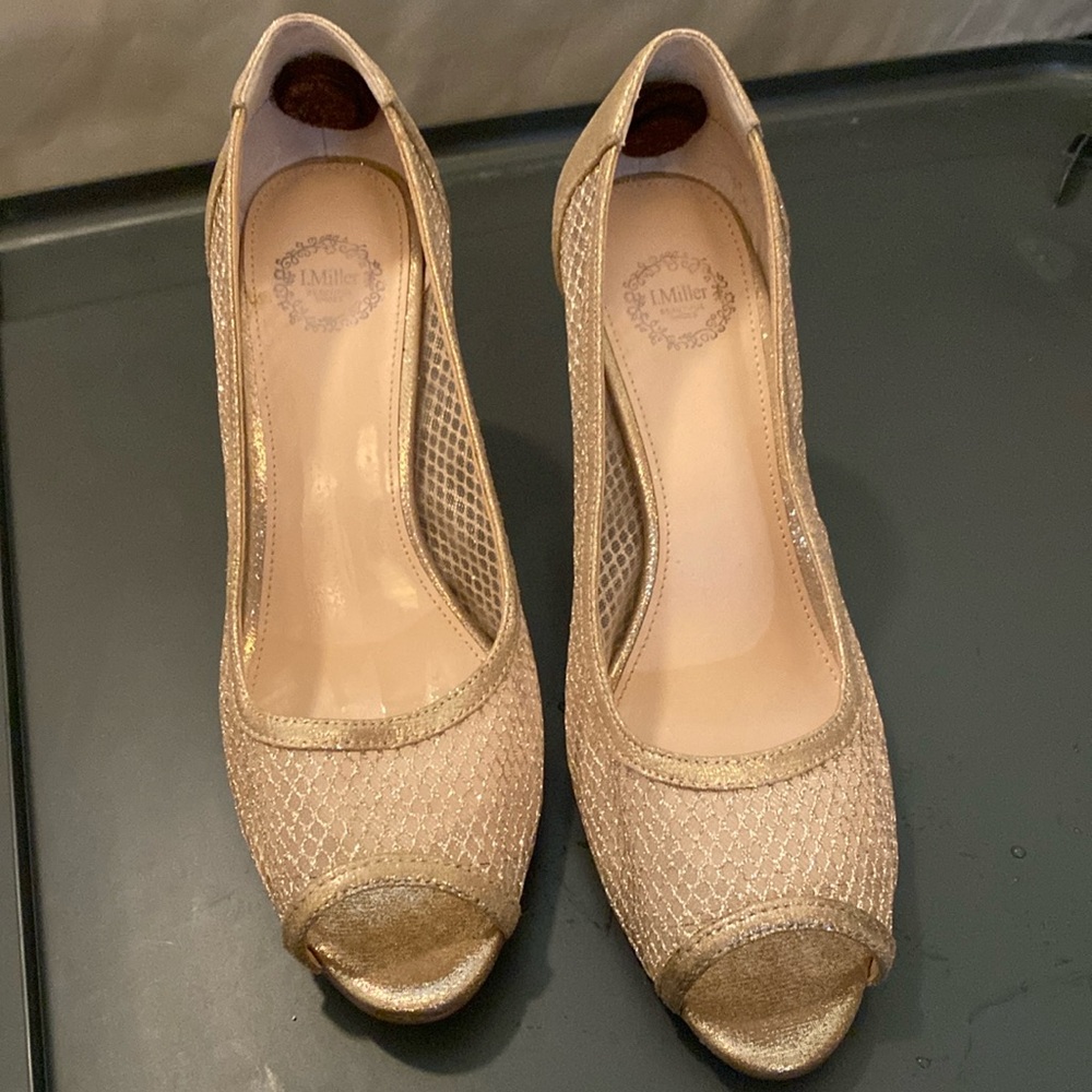 Pretty gold tone open toe dress shoe. Size 8M
